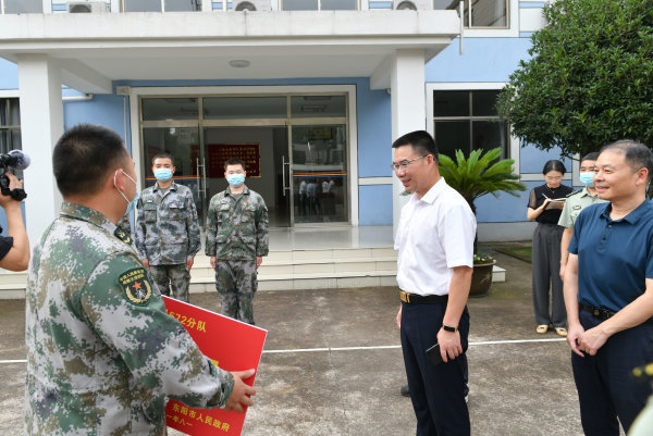 建军节快乐!东阳市四套班子领导走访慰问部队官兵