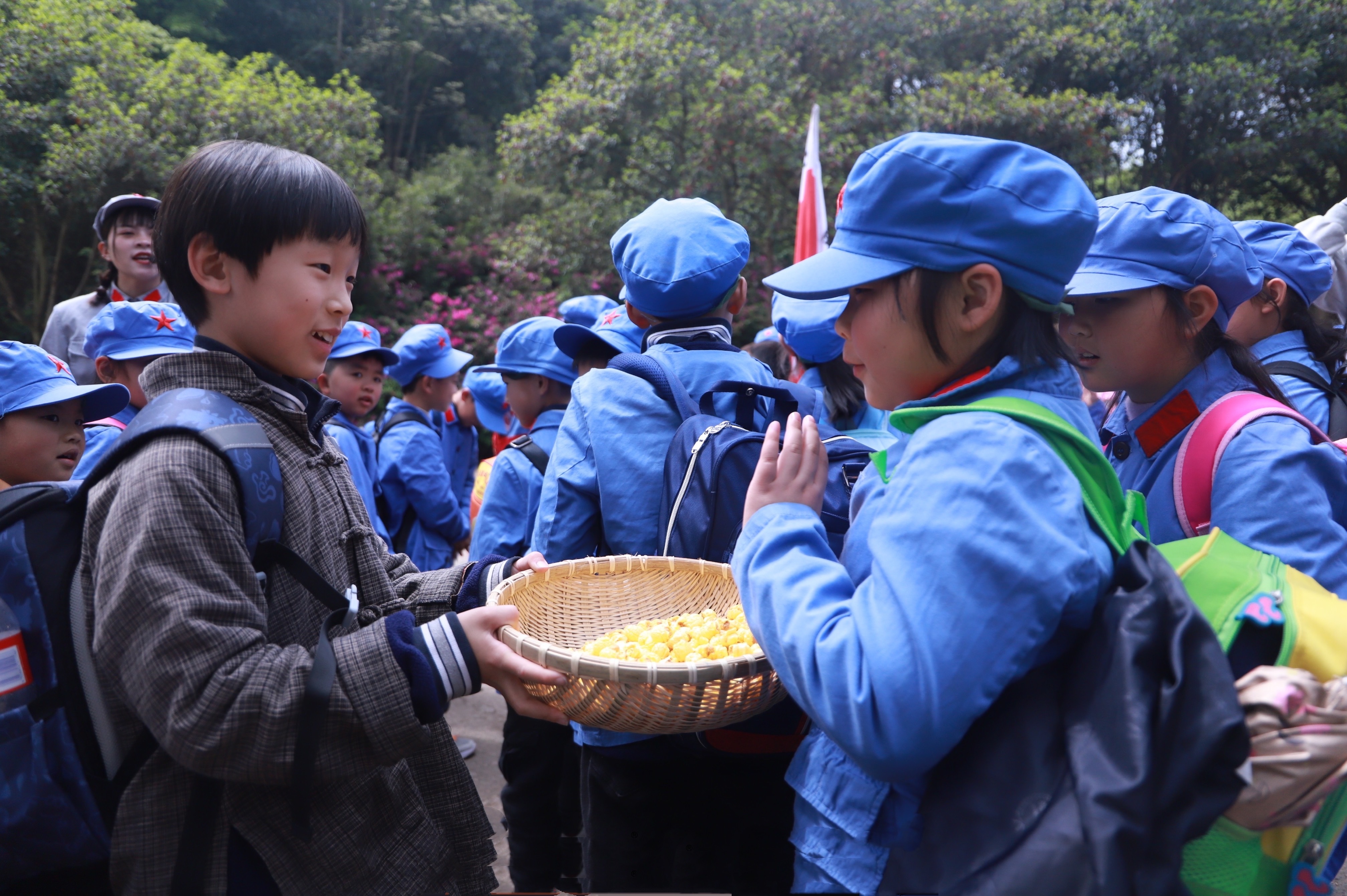 接下来我们一起学习如何来编草鞋"4月9日,东阳市城东街道李宅小学